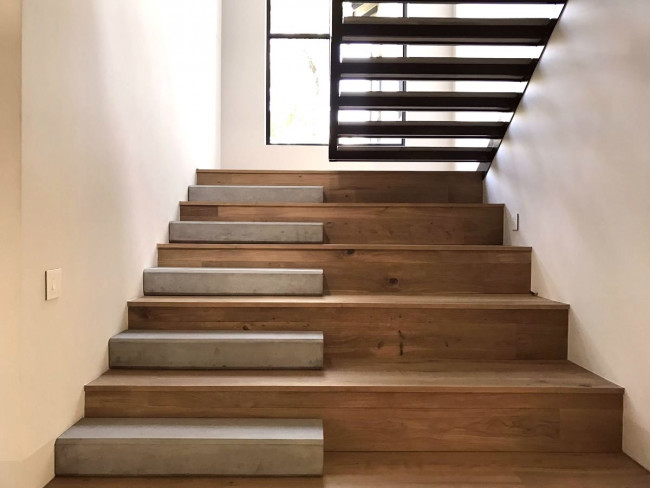 Превью записи блога «Дизайн двухмаршевой лестницы в коттедже»
