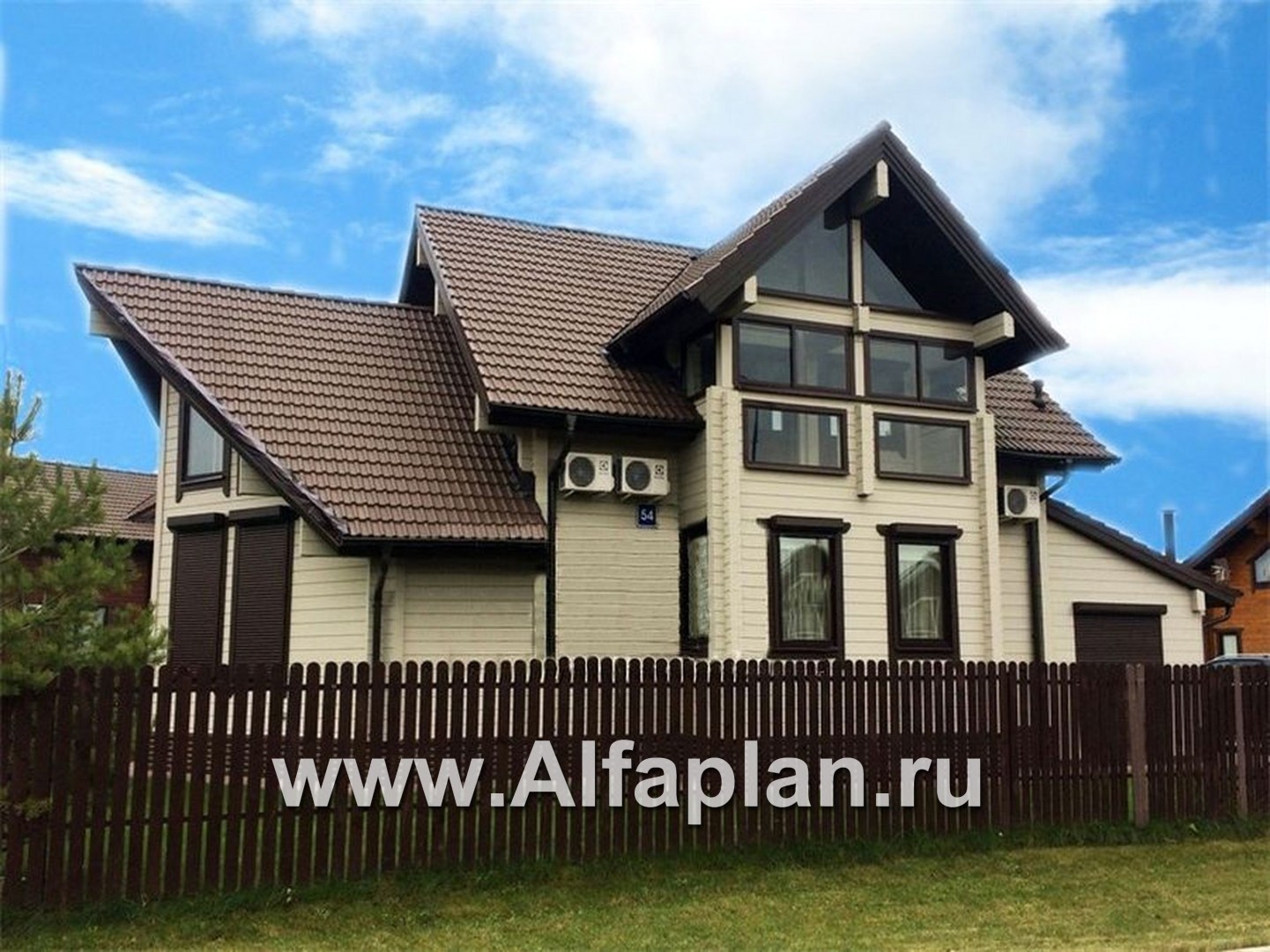 Проекты домов Альфаплан - «Новая Традиция» — деревянный дом с треугольной верандой - дополнительное изображение №1